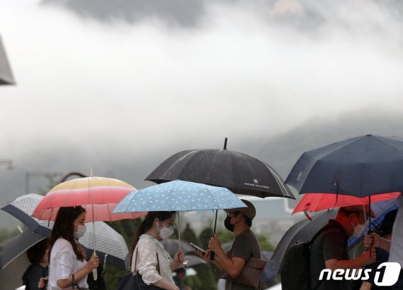 11일 오전 서울 광화문 네거리에서 출근길 시민들이 우산을 쓰고 발걸음을 재촉하고 있다. 뉴스1