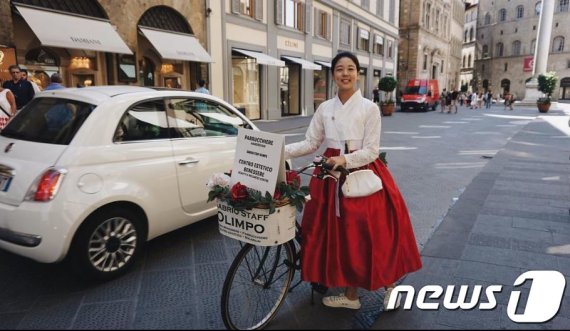 20대 초반 해외여행 갈 때 한복은 ‘필수템’이었다. 한복을 입으면 특별해지는 느낌이 좋았다고 했다. 사진은 2015년 이탈리아 여행 중.(사진제공=단하)