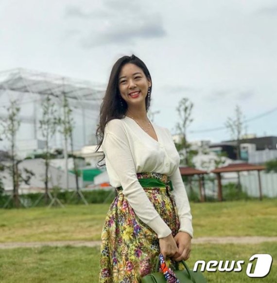 단하 대표는 일상생활에서 한복을 자주 입는다. 출근할 땐 편한 티셔츠에, 단하주단 치마를 입을 때가 많다고 했다.(사진제공=단하)© 뉴스1