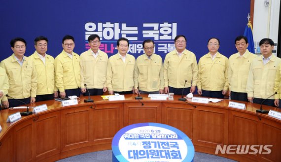 당정청이 12일 오전 국회 고위당정협의회를 열고 4차 추경을 포함한 수해복구 대책을 논의했다. 왼쪽 네번째부터 김상조 청와대 정책실장, 정세균 국무총리, 더불어민주당 이해찬 대표, 김태년 원내대표, 홍남기 경제부총리 겸 기획재정부 장관. 뉴시스