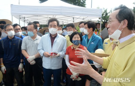 송하진 전북도지사는 12일 전북 남원시 금지면의 하도마을에서 이낙연, 김부겸, 박주민 더불어민주당 당대표 후보에게 집중호우 피해상황을 전달하고 있다. /사진=뉴시스