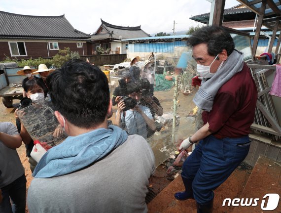 이낙연 더불어민주당 당대표 당시 후보가 지난 12일 전북 남원시 금지면 수해 피해지역을 방문해 당직자들과 수해 복구 작업을 하고 있다.