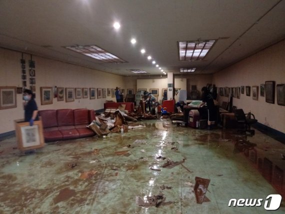 진주미술협회 회원들이 박덕규 미술관에서 수해복구작업을 펼쳤다. © 뉴스1
