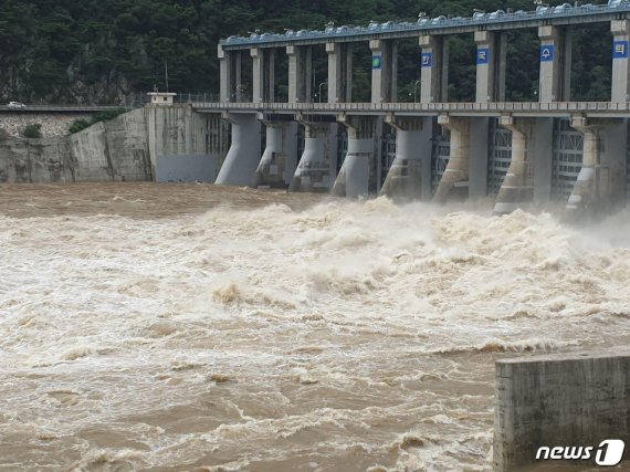 12일 오후 강원 춘천시 의암댐이 물을 방류하고 있다. 2020.8.12/뉴스1 © News1