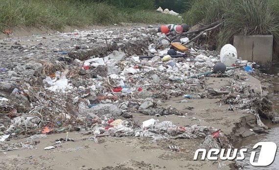 신안 해안에 밀려든 쓰레기.(신안군 제공)2020.8.12 /뉴스1 © News1