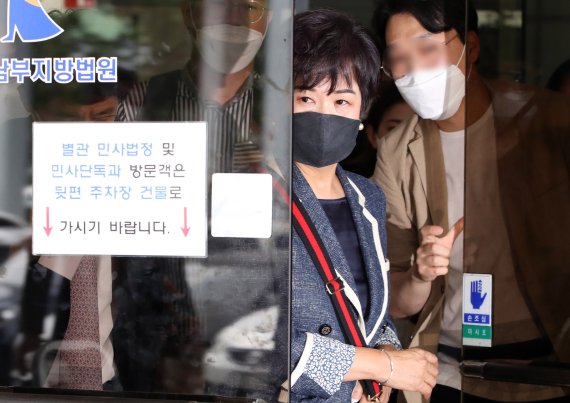 목포시 부동산 투기 혐의 등으로 기소된 손혜원 전 국회의원이 12일 오후 서울 양천구 남부지방법원에서 열린 1심 공판에서 징역 1년6개월을 선고 받고 법원을 빠져나오고 있다. 뉴시스