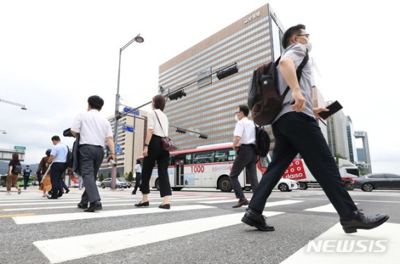 지난 13일 오전 서울 광화문 네거리에서 시민들이 출근을 하고 있다. 뉴시스 제공