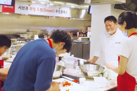 삼양사 서브큐는 학대피해아동쉼터에 머무는 청소년 중 요리에 관심이 많은 학생을 대상으로 '희망 드림(Dream) 쿠킹클래스'를 열었다. 삼양사 정윤호 양식 셰프(오른쪽 두번째)가 학생들과 교감하며 쿠킹 클래스를 진행하고 있다.