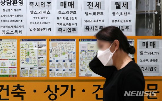 정부가 전월세 전환율을 4%에서 2.5%로 낮추는 방안을 내놨지만, 실효성이 부족하고 전세품귀만 부추길 수 있다는 지적이 이어진다. 서울 잠실 일대 한 공인중개업소 모습. 사진=뉴시스