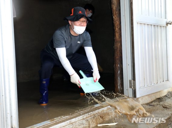 주호영 "재난지원금 3~4배는 더 올려야"..與野 재난극복 총력전