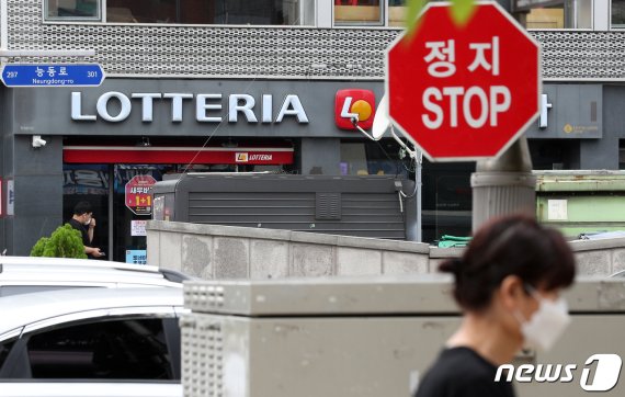 지난 12일 서울 광진구 롯데리아 군자역점이 확진자 방문으로 인해 일시휴점한 모습. /뉴스1