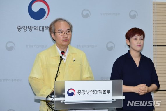 [서울=뉴시스] 권준욱 중앙방역대책본부 부본부장이 11일 오후 충북 오송 질병관리본부에서 열린 신종 코로나 바이러스 감염증(코로나19) 정례브리핑에서 발언하고 있다. (사진=중앙방역대책본부 제공) 2020.08.11. photo@newsis.com /사진=뉴시스