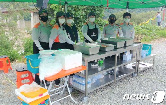13일 춘천시 신북읍 여성의용소방대 자원봉사자들. /© News1 박하림 기자