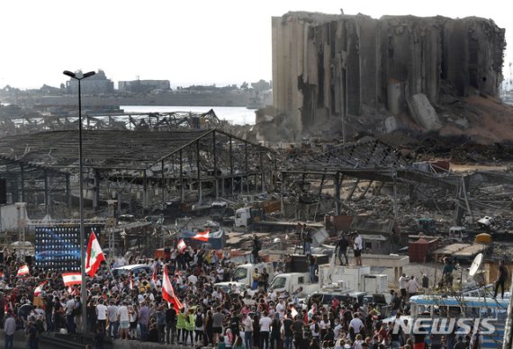 [베이루트=AP/뉴시스]11일(현지시간) 레바논 베이루트 폭발 참사 현장에서 희생자들을 기리는 추모식이 열려 많은 시민이 참석하고 있다. 2020.08.12.