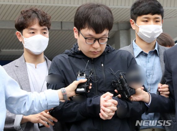 텔레그램 성착취 '박사방' 조주빈의 범행을 도운 혐의를 받고 있는 남경읍이 6월 15일 오전 서울 종로경찰서에서 검찰에 송치되고 있다.<div id='ad_body3' class='mbad_bottom' ></div>/사진=뉴시스