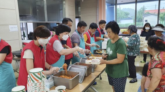 KT 임직원들이 지난 7일부터 강원도 철원군 김화읍 생창리 마을회관에서 이재민과 자원봉사자를 대상으로 사랑의 밥차 배식활동을 진행하고 있다. KT 제공