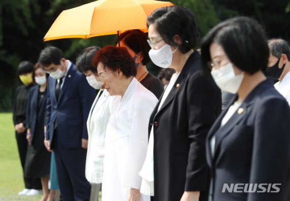 지난 8월14일 충남 천안 국립망향의동산에서 열린 일본군 위안부 피해자 기림의 날 정부기념식에서 이용수 위안부 피해자 할머니와 이정옥 여성가족부 장관 등 참석자들이 묵념을 하고 있는 모습. 뉴시스
