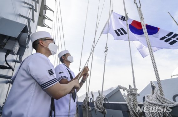 [동해=뉴시스] 김경목 기자 = 해군 제1함대사령부 강원함(신형 호위함·FFG) 장병들이 제75주년 광복절을 하루 앞둔 14일 오전 강원 동해시 송정동 군항에서 출항을 앞두고 함미갑판에서 태극기 게양식을 거행하고 있다. 강원함의 선체번호는 815이다. (사진=해군 제1함대사령부 제공) 2020.08.14. photo＠newsis.com