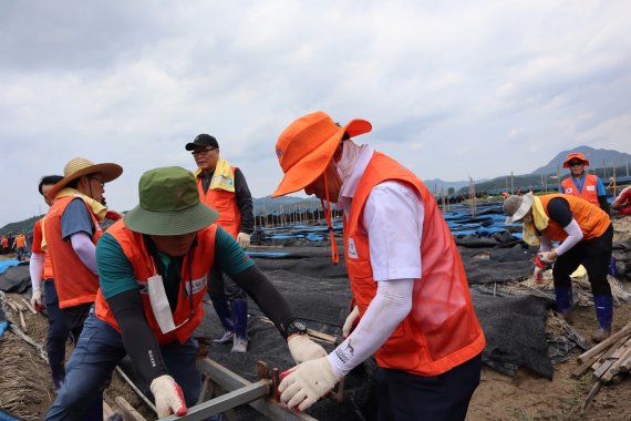 신협임직원들이 충남 금산군 일대 수해지역을 찾아 복구를 돕고 있다. 사진=신협중앙회