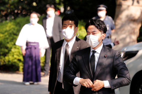 고이즈미 신지로 환경상이 지난 15일 도쿄 지요다구 야스쿠니 신사를 참배하러 들어가고 있다. 로이터 뉴스1
