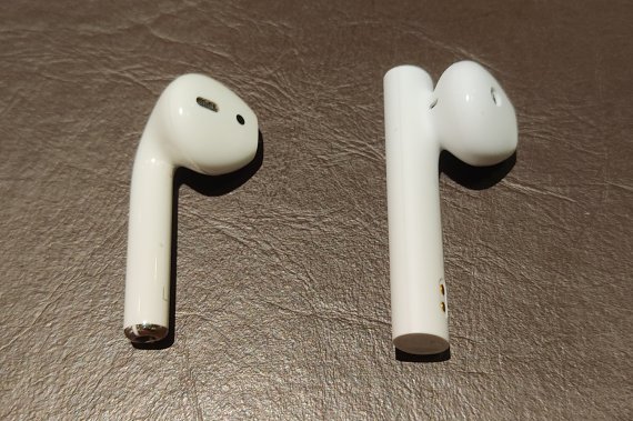 애플 에어팟(왼쪽)과 샤오미 '미 트루 와이어리스 이어폰2 베이직' 크기 비교