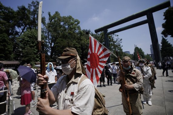 일본의 태평양전쟁 패전일인 지난 8월 15일 일본 도쿄 야스쿠니 신사에 과거 일본군 복장을 한 사람들이 퍼포먼스를 하고 있다. AP뉴시스