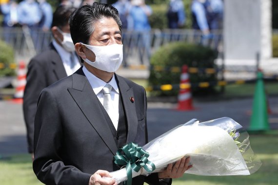 아베 신조 일본 총리가 15일 도쿄 지도리가후치 전몰자 묘원에서 헌화를 하고 있다. AP뉴시스