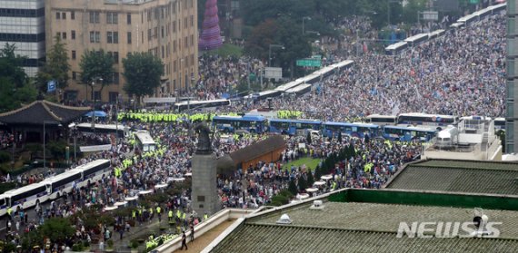 보수단체들이 15일 서울 종로구 광화문 광장 주변에 대규모 집회를 이어가고 있다. /사진=뉴시스