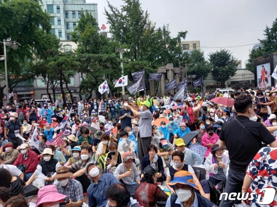 보수단체 '일파만파'가 서울 종로구 동화면세점 앞에서 개최한 집회에 다수 시민이 참여했다. © 뉴스1