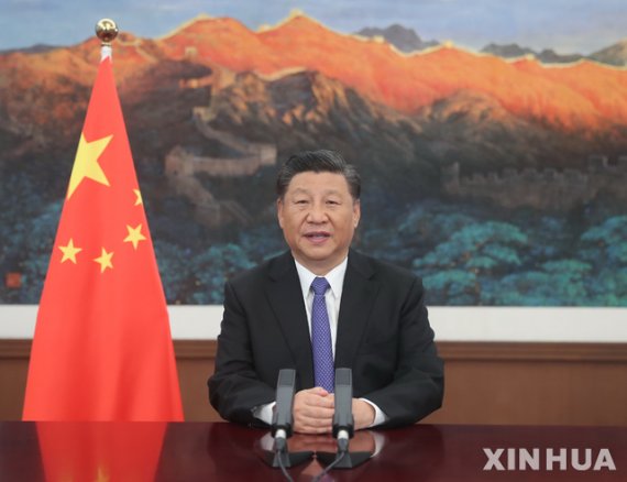 시진핑 중국 국가주석이 7월 28일 화상으로 진행된 제5차 아시아인프라투자은행(AIIB) 이사회 연례회의 개막식에서 인사말을 하고 있다.신화뉴시스