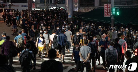 지난 8월 13일 오전 서울 구로구 남구로역 인근 인력시장에서 일용직 근로자들이 일거리를 구하기 위해 움직이고 있다.