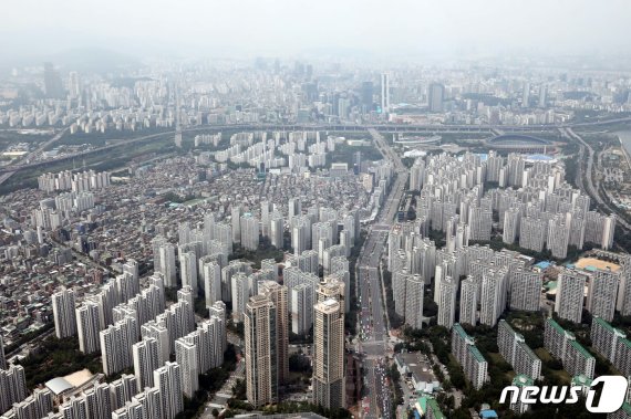 전북 군산시가 부동산시장 투기세력 차단을 위해 거래가격 신고 등 불법행위에 대해 특별조사를 실시한다. 사진=뉴스1