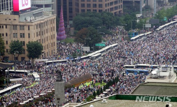 보수단체들이 지난 15일 서울 종로구 광화문 광장 주변에 대규모 집회를 이어가고 있다. 뉴시스.