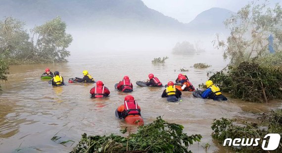 강원 춘천시 자라섬 일원에서 의암댐 선박 전복사고 실종자를 수색하고 있는 모습. (자료 사진)© News1