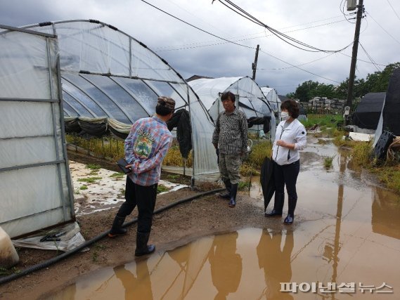 방미숙 하남시의장(오른쪽) 15일 미사동 폭우 피해농가 위문. 사진제공=방미숙 의원실
