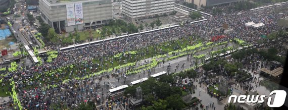 코로나·부동산·지지율 '삼각파도' 닥친 민주…탈출구가 안보인다