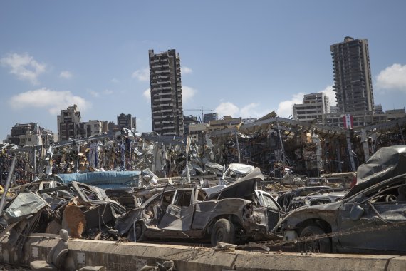 지난 4일(현지시간) 항만내 대폭발로 쑥밭이 된 레바논 수도 베이루트. 레바논에서 대폭발 참사 뒤 코로나19가 급속히 확산하고 있다. AP뉴시스