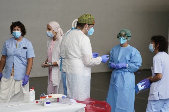 스페인 의료팀이 17일(현지시간) 바스크지방의 아즈페이티아에서 코로나19 검사 준비를 하고 있다. 스페인 보건부는 19일 하루 확진자 수가 6월 봉쇄해제 이후 최고를 기록했다고 발표했다. 로이터뉴스1