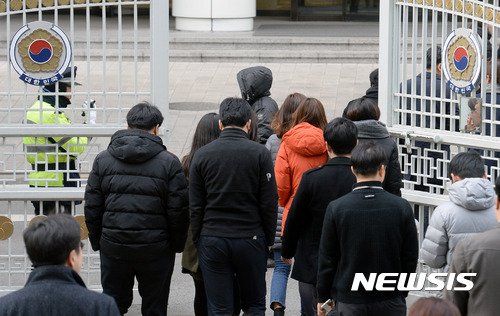 【서울=뉴시스】서울 종로구 정부서울청사에서 공무원들이 오가는 모습. (사진= 뉴시스 DB)