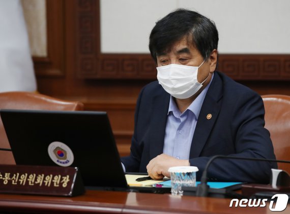 (서울=뉴스1) 송원영 기자 = 한상혁 방송통신위원장이 18일 서울 종로구 정부서울청사에서 열린 국무회의에 참석 하고 있다. 2020.8.18/뉴스1 /사진=뉴스1화상