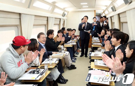 문재인 대통령이 2017년 12월 2018 평창 동계올림픽 개최를 앞두고 서울-강릉간 운행될 KTX 경강선을 시승하며 '헬로우평창'이벤트에 뽑힌 네티즌과 오찬 간담회를 하고 있다. (청와대) 2017.12.19/뉴스1 © News1 이광호 기자