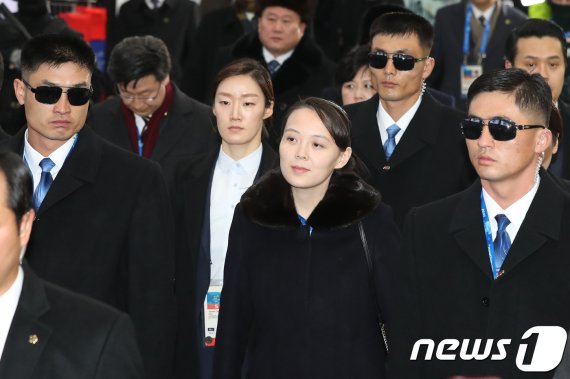 김정은 북한 국무위원장의 여동생 김여정 북한 노동당 제1부부장이 2018년 KTX를 타고 강원도 평창군 진부역에 도착해 이동하고 있다. 2018.2.9/뉴스1 © News1 임세영 기자