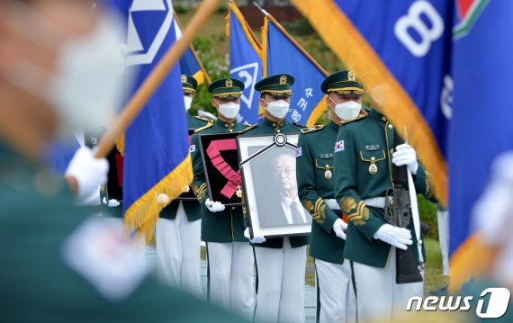 지난 7월15일 국립대전현충원 장군제2묘역에서 엄수된 고 백선엽 장군(예비역 육군대장) 안장식. © News1