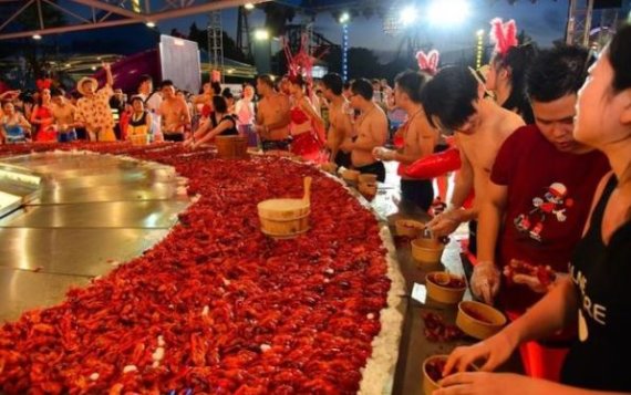 지난 1일 중국 저장성 항저우의 한 워터파크에서 입장객들이 가재를 먹고 있다. 바이두 캡쳐