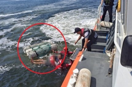 어민들이 사용하기 위해 만들어 둔 스티로폼(Styrofoam) 뗏목을 타고 놀던 관광객이 표류하다 해경에 구조됐다. 사진=군산해경