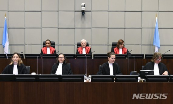 [레이드센담=AP/뉴시스] 18일 네덜란드 헤이그 인근에 설치된 레바논 레피크 하리리 전총리 암살에 괂란 유엔지원 특별재반부가 판결을 앞두고 데이비드 레 재판장 등 3인 재판부가 상석에 앉아 있다