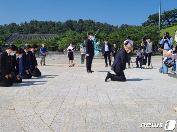김종인 미래통합당 비상대책위원장이 광주 5·18 민주묘지를 찾아 무릎을 꿇고 있다.© 뉴스1 유새슬 기자