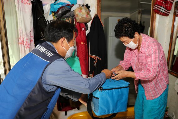 한국수력원자력 고리원자력본부 임직원들이 지역 소외계층에게 밑반찬을 제공하는 봉사활동을 펼쳐 좋은 반응을 얻고 있다. 사진=고리원자력본부 제공