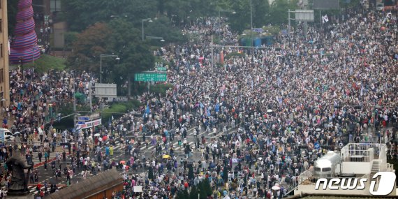 보수단체 회원들이 15일 서울 종로구 광화문 네거리에서 집회를 하고 있다.