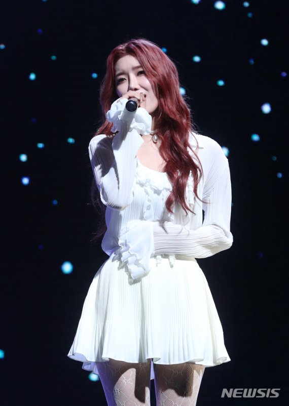 【서울=뉴시스】조수정 기자 = 그룹 우주소녀(WJSN) 다원이 8일 오후 서울 광장동 예스24라이브홀에서 열린 새 미니앨범 '우주 스테이(WJ STAY)?' 미디어쇼케이스에서 팝발라드곡 '1억개의 별'을 열창하고 있다. 2019.01.08. chocrystal@newsis.com